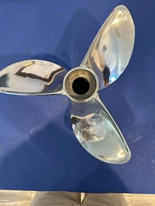 Signature Eagle Three Blade 13 3/4 X 21P RH Propeller Yamaha or Evinrude - Foto 1 di 5
