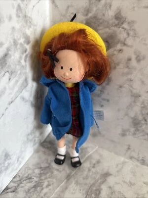 Boneca posável vintage anos 90 Madeline cabelo vermelho Eden 8” casaco azul chapéu amarelo xadrez - Imagem 1 de 4