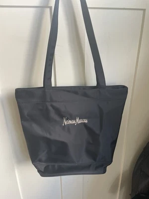 Черная сумка-тоут Neiman Marcus Weeke нейлон вышитый логотип 16 дюймов x 14 дюймов - Изображение 1 из 4