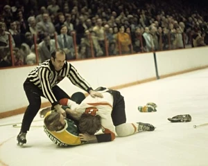 DAVE SCHULTZ v JOEY JOHNSTON 8X10 PHOTO HOCKEY PHILADELPHIA FLYERS GOLDEN SEALS - Picture 1 of 1