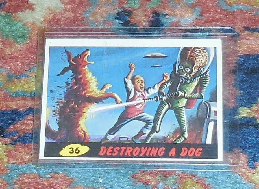 Mars Attacks - 1962 - Nr. 36 - DESTROYING A DOG - VG/EX - RARITÄT - ANSEHEN! - Bild 1 von 2