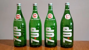 Lote de 4 botellas vintage de 32 oz 7 ups con tapas originales, 12" de alto. - Imagen 1 de 12