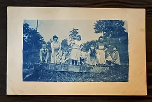 CIANOTIPO VERA FOTO CARTOLINA RPPC~DONNE E BAMBINI IN ATTESA ALLA FERMATA DEL TRENO #68 - Foto 1 di 2