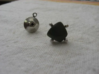 Винтажное ЗЕЛЕНОЕ СТЕКЛО с МЕТАЛЛИЧЕСКИМ БЛЕСКОМ Заколка для Галстука ~ Сара Ковентри ~ - Изображение 1 из 4