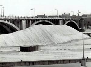 1965 Pressefoto Schnee unter dem 3. Avenue Bridge Minneapolis Mississippi River - Bild 1 von 2