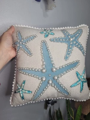 Cojín decorativo con estrellas de mar. Foto 1 de 4