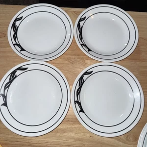 4 Corelle Corning Lyrics 6,75" Brot & Butter/Dessertteller schwarz auf weiß - Bild 1 von 3