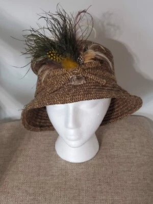 Sombrero cubo Liz Claiborne Cloche marrón tejido pluma de abuela pluma para mujer Foto 1 de 4