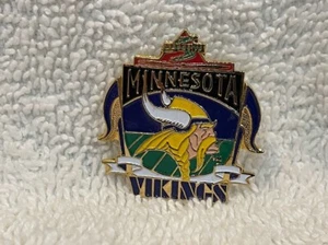 VINTAGE&RARE Minnesota Vikings 1995 Team Logo Pinnacle Score Lapel Pin, NICE! - Picture 1 of 2