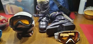 Skiausrüstung, Schuhe Solomon, Helm, 2 Brillen, Jacke und Hose wasserdicht - Bild 1 von 9