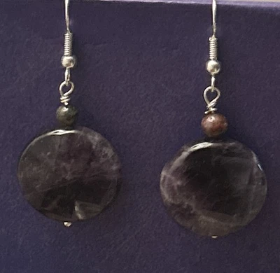 "Pendientes colgantes artesanales de 2"" de amatista facetada de latón con superposición de plata de ley" Foto 1 de 4