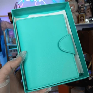 NUEVO EN CAJA Tiffany & Co Cuero Azul Cuaderno Pasaporte Foto Cubierta con Caja para Cuaderno - Imagen 1 de 12