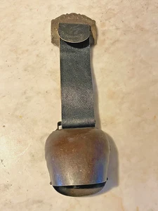 Campana de vaca suiza antigua forjada a mano con correa de metal y cuero con hebilla de latón - Imagen 1 de 10