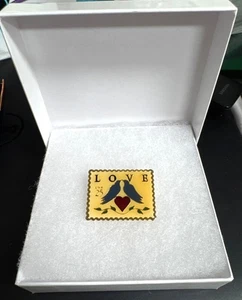 LOVE Stempel Pin, 1989, 25 Cent, von JG & A, Tustin, CA, Maße 1”x1,5” - Bild 1 von 4