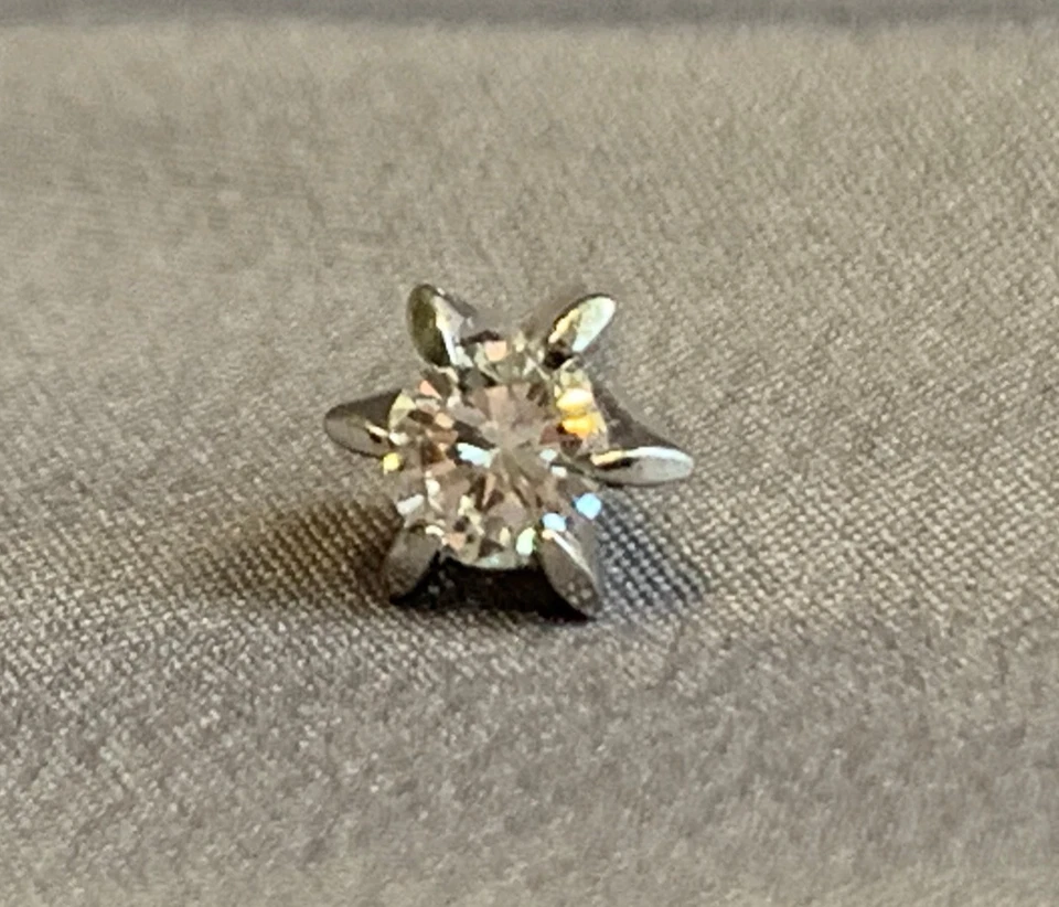 Broche de terno masculino joia fina ouro branco 14K com diamante *LEIA* - Imagem 1 de 4