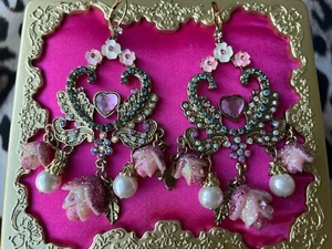 Betsey Johnson Vintage Fairyland Pink Glitter Rosebud Heart Chandelier Earrings - Imagen 1 de 2