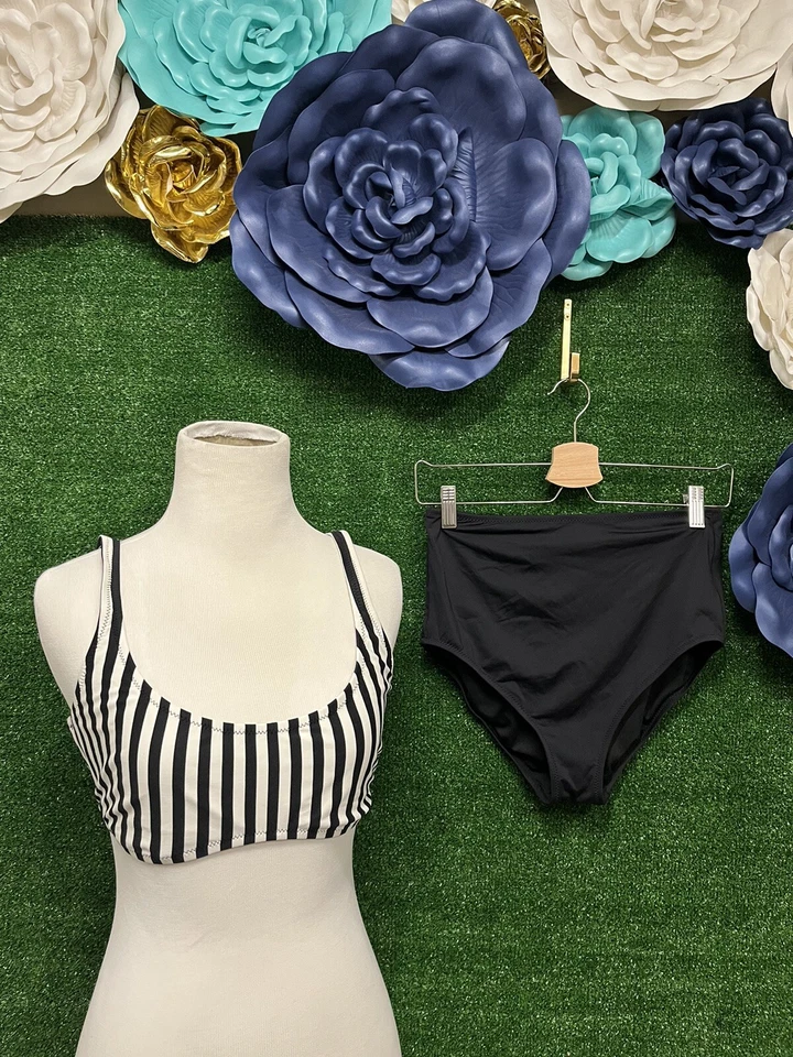 Terno de banho Gap 2 peças listrado branco preto tamanho grande e parte inferior preta média - Imagem 1 de 4