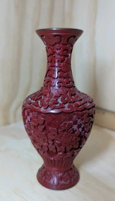 Jarrón de cinabrio rojo tallado a mano flores chinas vintage con esmalte azul sobre cobre Foto 1 de 4