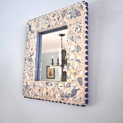 Espejo Mosaico Hecho a Mano 15" x 13" Hecho con Platos de Cerámica Floral Azul y Blanco Foto 1 de 4