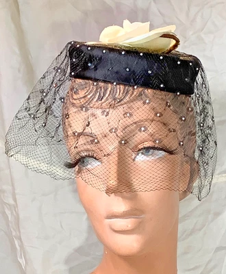 Gorra pastillero negra vintage sombrero de cóctel años 60 iglesia fascinador velo película negro gótico Foto 1 de 4