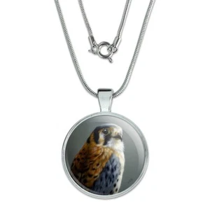 Amerikanischer Turmfalke auf Ast Malerei 1" Anhänger mit Sterling versilberter Kette - Bild 1 von 4
