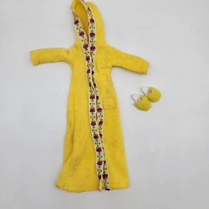 Pedigree Sindy Winter Nights Yellow Robe Fancy Slippers Barbie - Picture 1 of 9