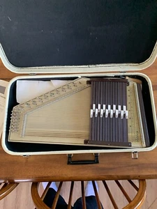 AUTOHARP 1964 VINTAGE W/CASE & MUSIC ~ VERY SHARP AND NICE ! - Picture 1 of 8