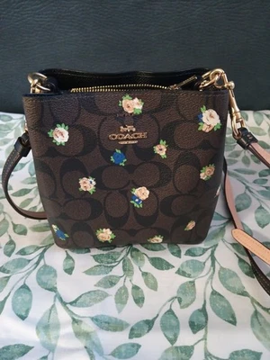 Bandolera Coach estampado floral con correa ajustable Foto 1 de 4