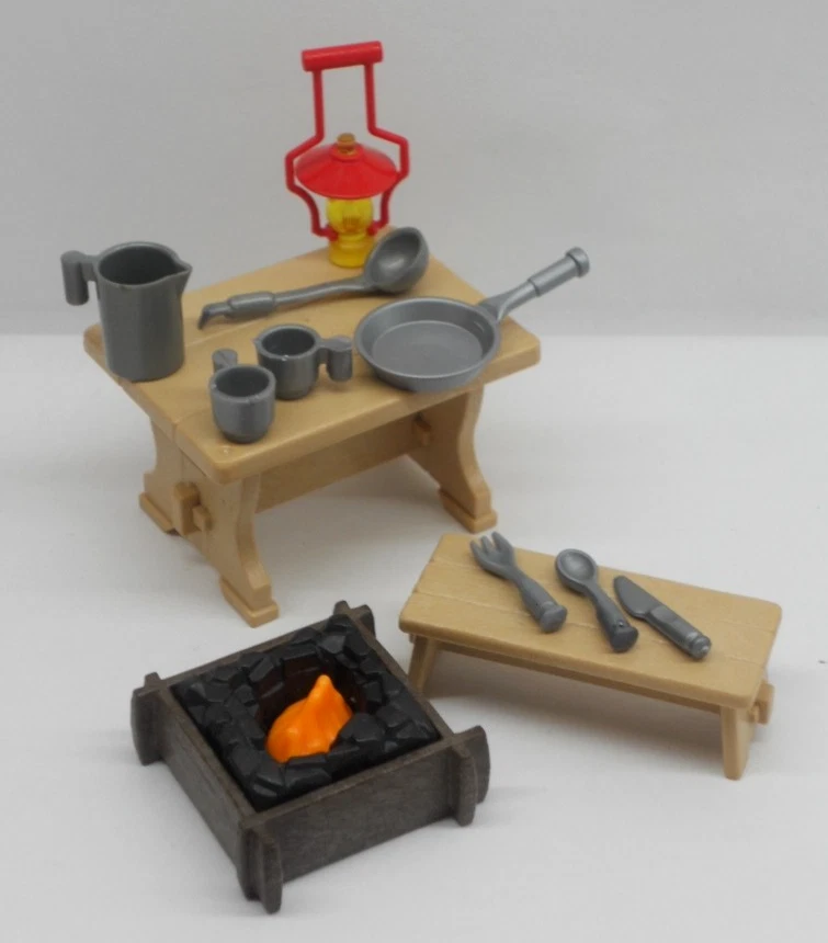 Tisch mit Geschirr Fußbank und Feuerstelle Zubehör Ritter Ritterburg  Playmobil - Bild 1 von 1