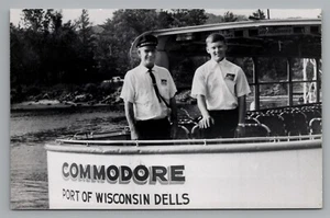 Postal WI RPPC Commodore Puerto de Wisconsin Dells Touring Boat Pilot Carl Buck - Imagen 1 de 2