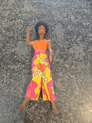 Mattel DE COLECCIÓN AÑOS 70 FLORES DE ROCA 6 1/2" Mini Muñeca de Moda AA ROMERO? &Outfit Foto 1 de 4