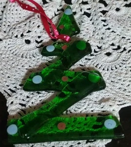 Vetro verde fuso piatto vintage 3,7" con punti smaltati blu e rossi ornamento albero di Natale - Foto 1 di 2