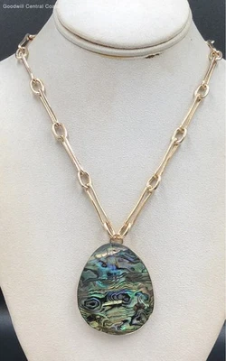 Collar Robert Lee Morris tono dorado con colgante de abulón Foto 1 de 4