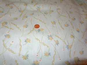 BAUMWOLLE NÄHEN QUILTEN BASTELN AUF EINEM HALBEN YARD SM-DRUCK AUF EINEM LT BLAU GRÜN BG - Bild 1 von 1