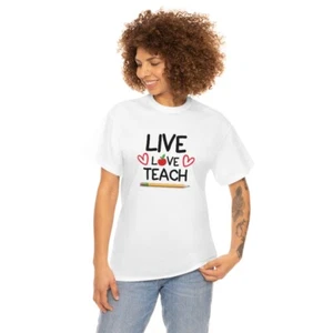 Live Love Teach Unisex schwere Baumwolle T-Shirt, Lehrer Geschenk, Back to School - Bild 1 von 7