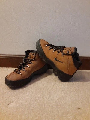 Botas de senderismo/trabajo Nike ACG marrón años 90-2000. Niños talla 1,5. Foto 1 de 4
