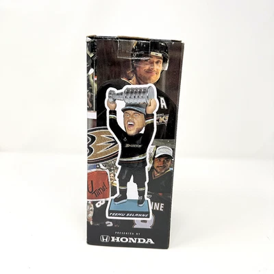 Teemu Selanne Anaheim Ducks Bobblehead Stanley Cup Trophy Legacy Nights SGA 2024 Foto 1 de 4