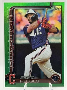 2025 Topps #667 Austin Hedges lámina holográfica verde #/99 - Imagen 1 de 2