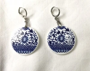 Runde Acryl blau/weiß Porzellan Stil Tropfen Ohrringe. (siehe Beschreibung).   UK - Bild 1 von 3