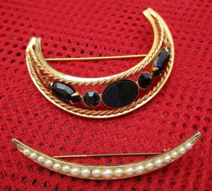 2 Vintage Halbmond Broschen Anstecknadeln Perlen schwarz Kunststoff goldfarben Rahmen 2,5" - Bild 1 von 3
