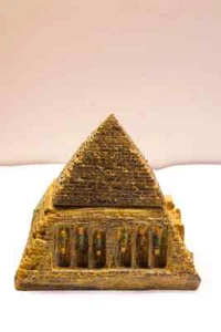 Schöne Ägyptische Pyramide mit dem Ägyptischen Tempel, Sphinxpyramide - Bild 1 von 7