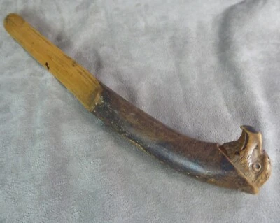 COUPE-PAPIER, ancien, en bois sculpté à décor de TÊTE D'AIGLE. - Photo 1/4