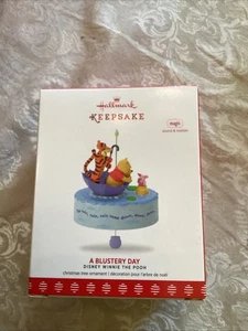 2017 Hallmark Ornament Ein stürmischer Tag ~ Disneys Winnie Puuh - Bild 1 von 3