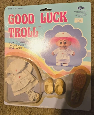 Ropa de enfermera vintage Russ Good Luck Troll empaquetada en tarjeta original # 18379 Foto 1 de 3