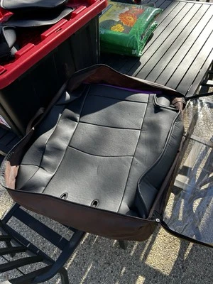 Jeep Grand Cherokee 2011-2020 solo cubierta de asiento trasero. Vinilo negro. Foto 1 de 4