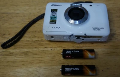 Nikon COOLPIX S30 10.1MP Digital Camera Waterproof White For Parts Not Working - Image 1 of 4