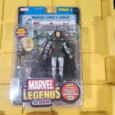 2002 TOY BIZ MARVEL LEGENDS SERIES 2 DR DOOM with COMIC BOOK / Display H59#2 - Image 1 of 2