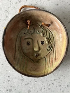 Pequeño plato colgante de cerámica de estudio con cara - estilo Picasso / época - obra firmada - Imagen 1 de 4