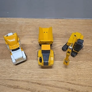 Menge 3 gelbe John Deere Druckguss Konstruktionsspielzeug Bagger Muldenkipper Sattelzug - Bild 1 von 5