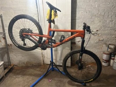Santa Cruz Nomad C 2019, tamaño grande, usado, ruedas Raceface AL de 27,5" Foto 1 de 4